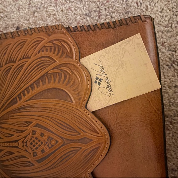 Patricia Nash NWT Sarola Crossbody Bag - Picture 2 of 4